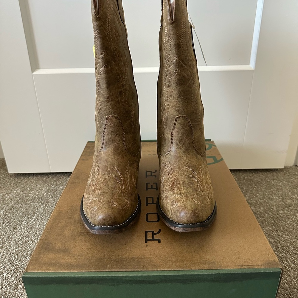 NEW Roper Riley Women's Tan Embroidered Snip Toe Western Boots Size 8